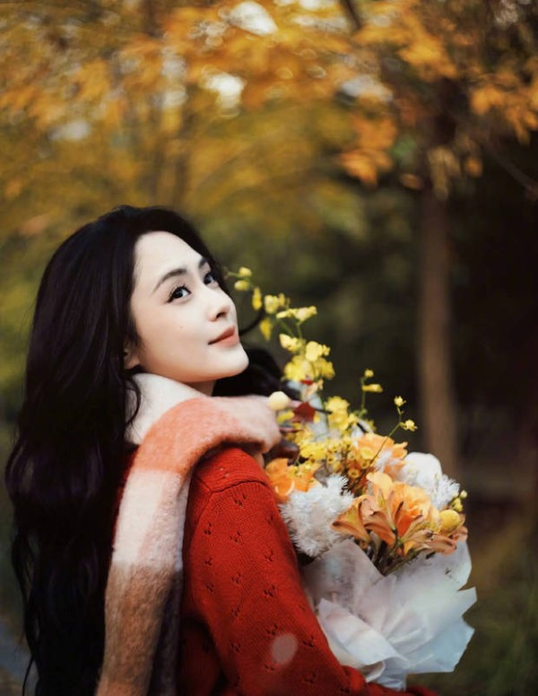 阿娇怀抱鲜花,气质温柔迷人。