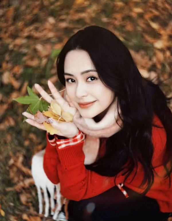 阿娇笑靥如花,美貌吸睛!