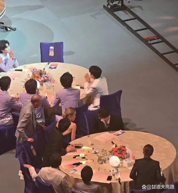 肖战获英皇娱乐老板“偏爱”?湾区晚会大合影背后暗藏娱乐圈新格局