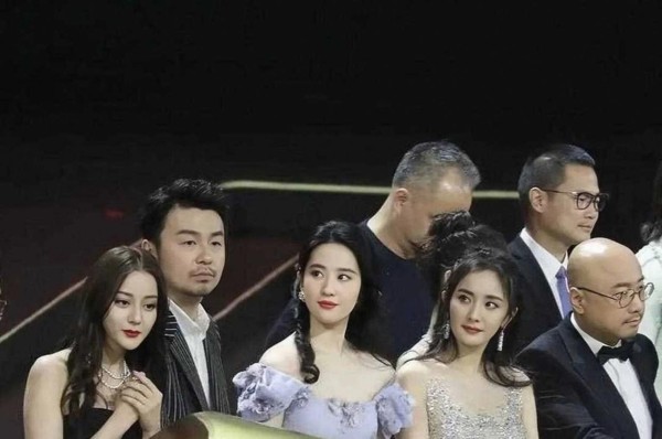 这俩姐绝对是闹翻了,只差官宣了,曾经互送生日祝福相称亲昵,如今却几次同框不见踪影,关系走向成谜