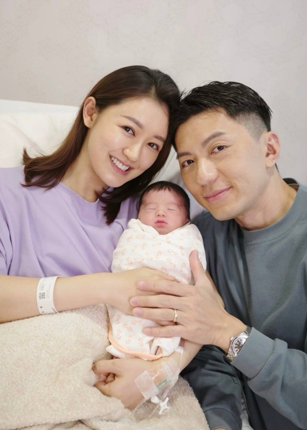 袁伟豪张宝儿官宣二胎出生！夫妻怀抱幼子温馨合影