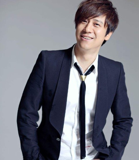 那英曾暗恋他!章子怡求他提携!如今弃艺从商,19岁儿子帅气逼人