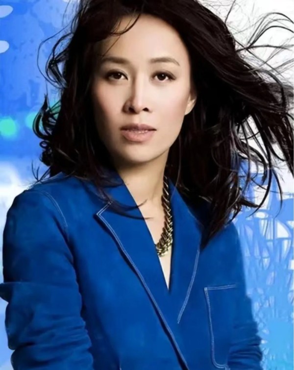 马哥有话说:那英的8个人物关系情况如下:
1. 丈夫:孟桐,企业家,那英与孟桐于2006年结婚,婚后感情稳定,孟桐一直低调支持那英的事业。
2. 好友:王菲,1969年出生,歌手,那英与王菲在90年代结缘,成为娱乐圈知名闺蜜,二人性格互补,关系深厚。
3. 搭档:汪峰,1971年出生,歌手,两人在《中国好声音》担任导师,搭档多年,互相欣赏彼此的音乐才华。
4. 闺蜜:宁静,1972年出生,...