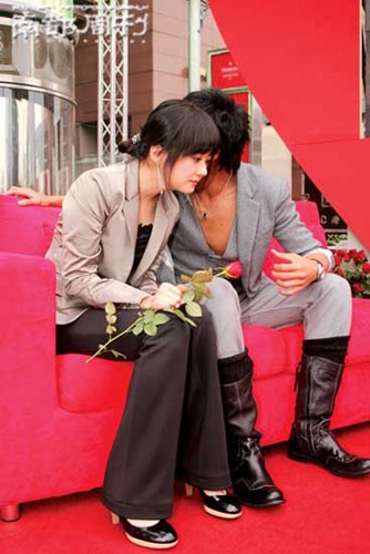 绯闻再三被追问 何润东:与张娜拉的感情很难讲