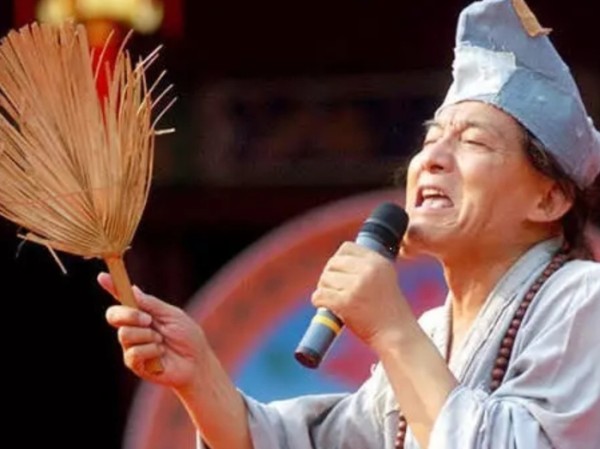 靠一个角色活一辈子的三位明星:济公被封杀20年,他让周星驰道歉