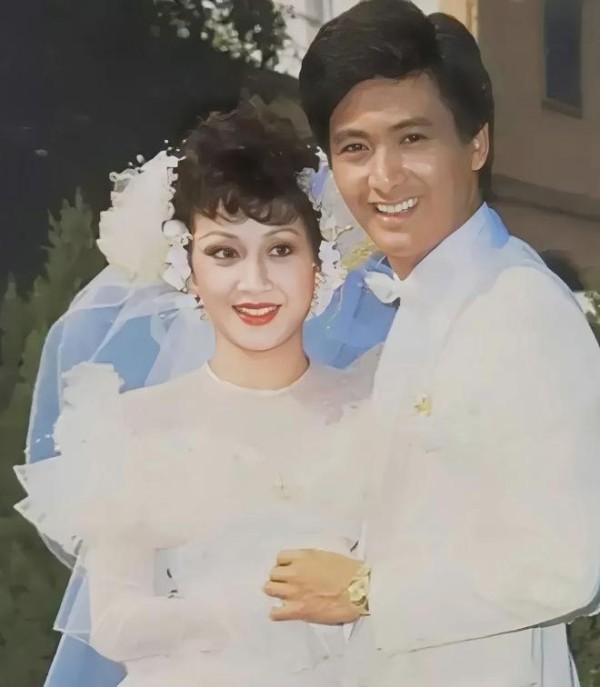 1986年,在香港,周润发与第一任妻子余安安结婚时的照片!