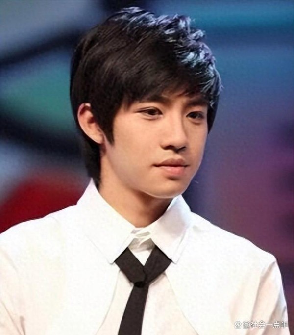 王晓晨俞灏明深夜约会!素颜逛街、打扮挺显老,十指紧扣幸福黏人