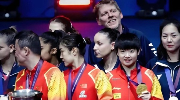 要不是早知道小莫有女朋友,还经常在公众场合秀恩爱,我真怀疑小莫是故意出来表演的,这背后的套路让人无语