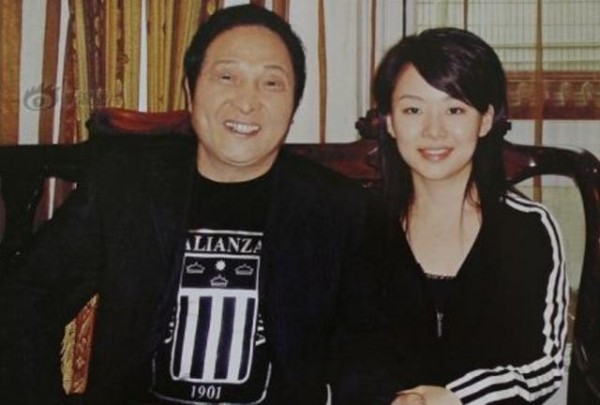 “气功大师”王林和女明星旧照,揽着周迅肩膀,和她最为亲密!