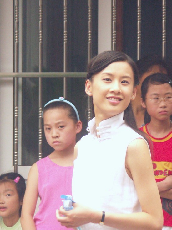 黄圣依严宽恋情被证实蓝色小风扇作定情物(图)