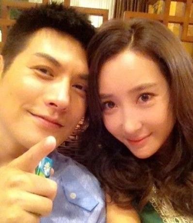 严宽求婚揭女友杜若曦美艳私照(图)