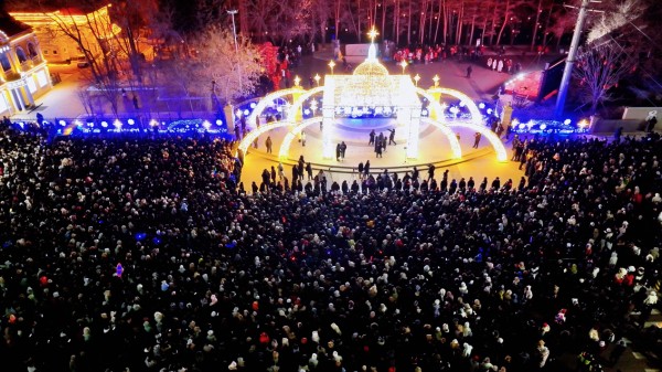 2025年“冬韵扎兰·新年灯会”活动现场游人如织。新华社发