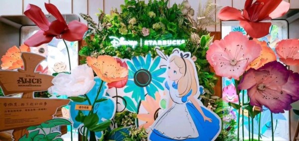 小杨嫂高调复出,晒游玩合照频频现身公众面前,自信回应医美话题引发热议,网友关注她能否靠运营和品控真正站稳脚跟