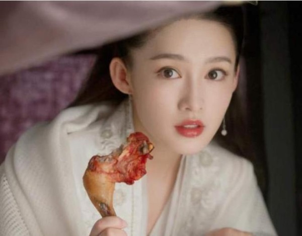 同样都相识,郭麒麟和李沁互动频繁,而和宋轶却形同陌路