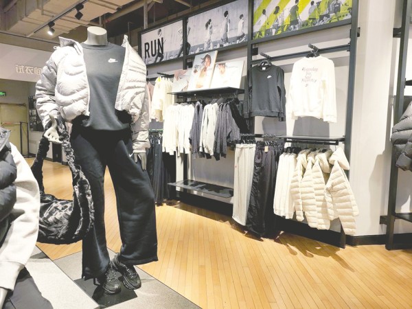 小吊牌藏着“利润剪刀差”:高端服饰定价倍率超10倍