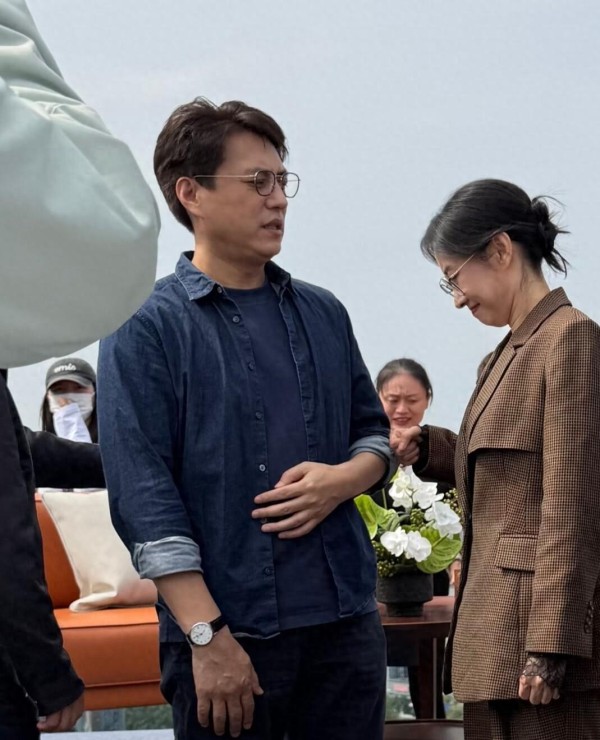 桂林艺术节靳东刘敏涛被偶遇!大哥大姐有说有笑,现场画面超亲昵