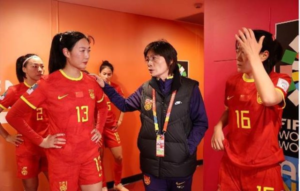 名记:女足拿1亿赞助是市场决定的 不该打不好就必须骂她们