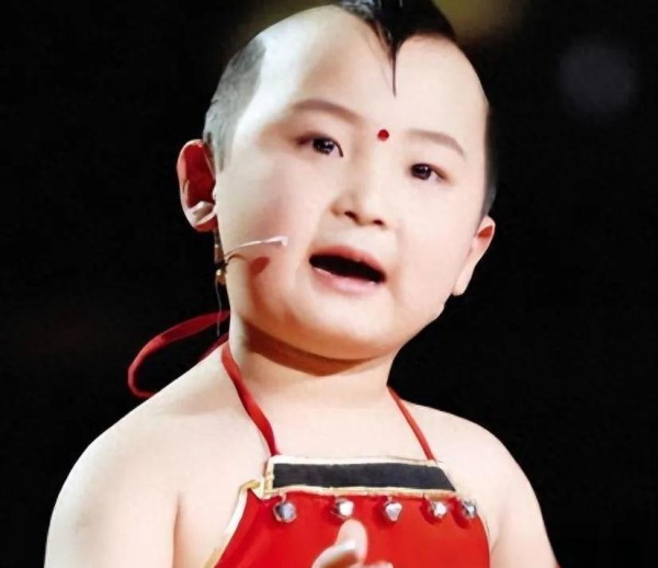 从年画娃娃到生命奇迹:邓鸣贺和他妹妹的不凡人生