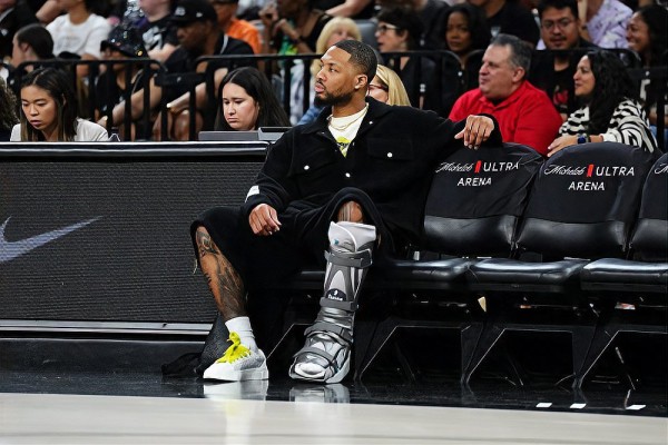 利拉德运动员在观众席休息,旁边的座椅上写有“Melbourne ULTRA ARENA”字样