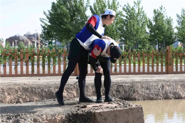 微笑百香果wLA:鹿晗和邓超的关系看起来很稳固。他们相识于各自事业高峰,在娱乐圈这种竞争激烈的环境里,没有因为事业成功产生隔阂,反而互相支持。像邓超生日时,鹿晗晒合照庆生还调侃他,这种打趣是真兄弟才有的。而且在鹿晗情绪失控时,邓超揽肩安慰,这很能体现他们的友情。在娱乐圈,很多友情在一方有争议或者低谷时就散了,但他们不是。他们在社交平台频繁互动,在作品里也互相支持。虽然外界有各种干扰因素,比如鹿晗的...