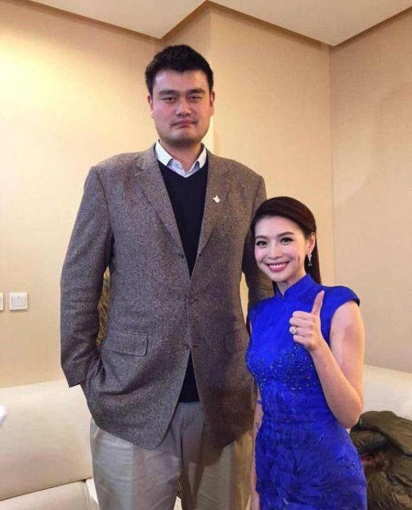 姚明与郭敬明合影太经典了,九大女星站姚明身边都只到姚明腋下”