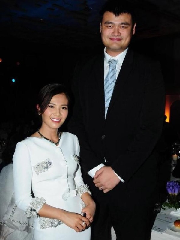 姚明与郭敬明合影太经典了,九大女星站姚明身边都只到姚明腋下”