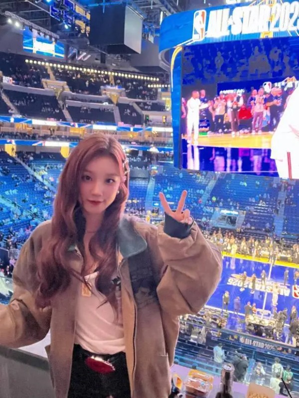 搜狐娱乐讯 2月17日,宋雨琦在个人社交账号晒出了观看NBA全明星的现场照。