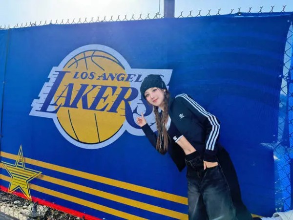 宋雨琦与湖人队标合影。