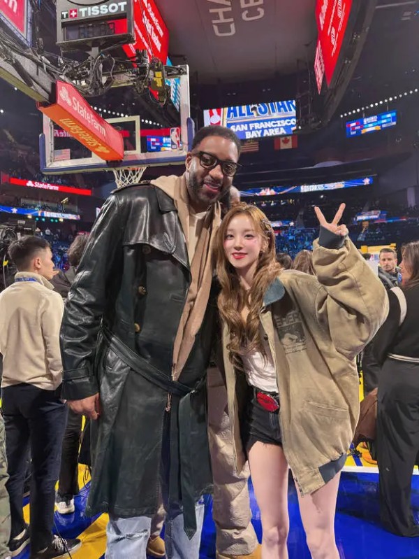 宋雨琦与麦迪合影留念。