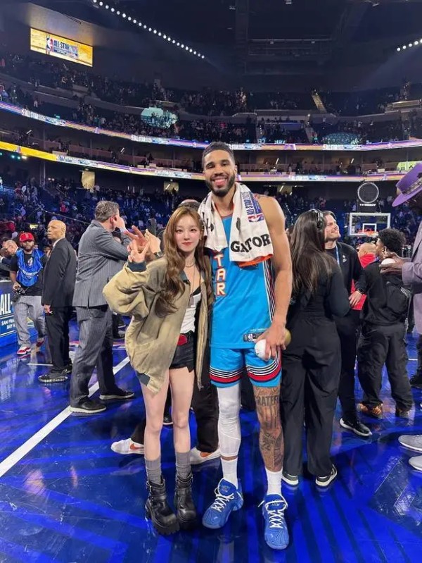 宋雨琦与NBA球星塔图姆合影。