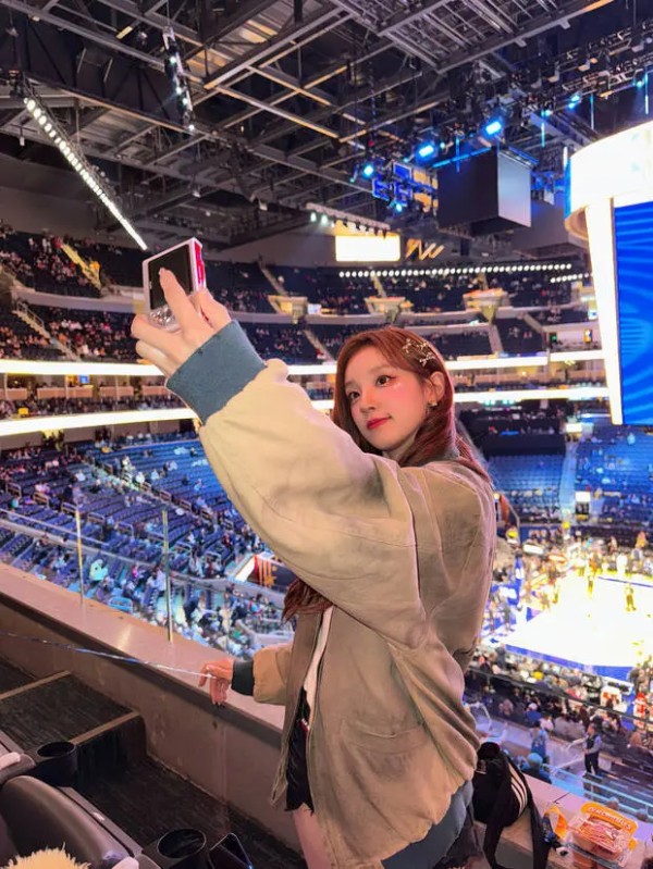 宋雨琦在球馆内自拍。