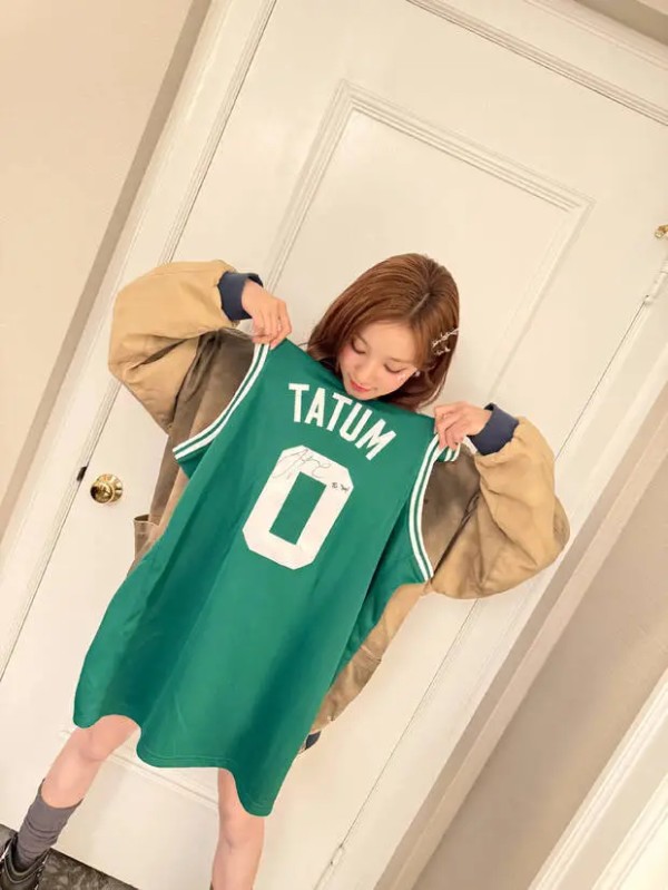 宋雨琦晒出塔图姆签名球衣。