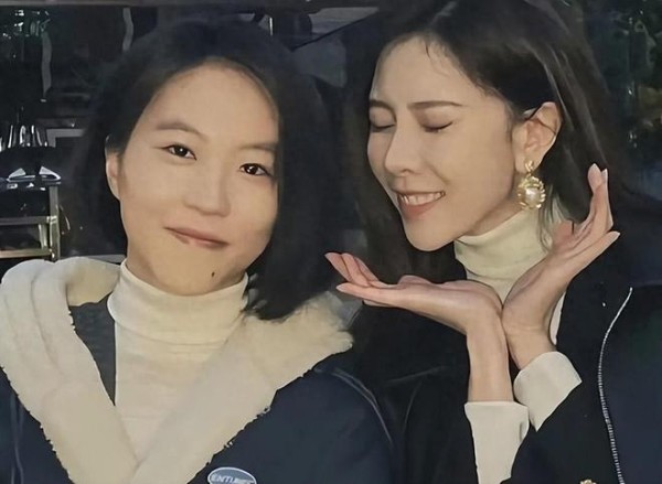 谁能想到,她俩是真的谈上了!震惊整个娱乐圈!