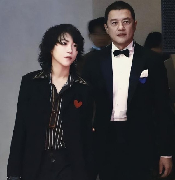 谁能想到,救李亚鹏于困境的,竟是与他毫无血缘关系的女儿窦靖童