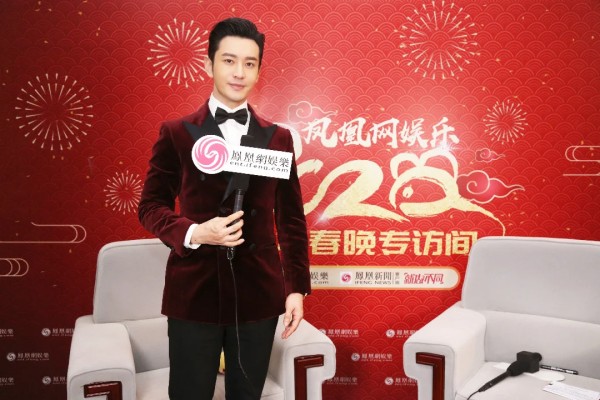 黄晓明春晚后陪小海绵过年 接到剧组一起玩耍