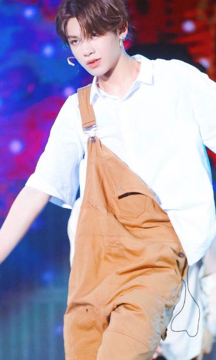 黄明昊粉丝吐槽乐华公司:一年追星花二十万,气得暴瘦十斤