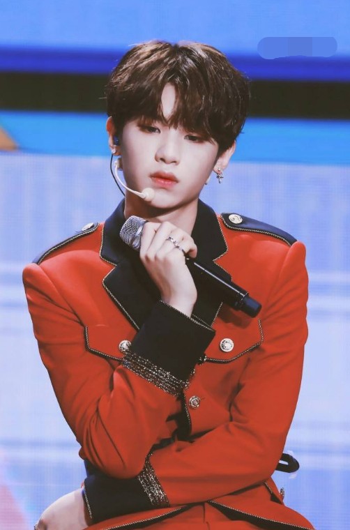 黄明昊粉丝吐槽乐华公司:一年追星花二十万,气得暴瘦十斤