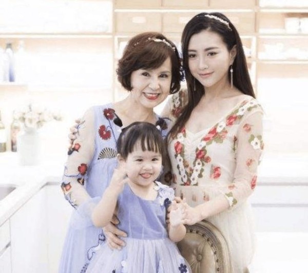 女星和婆婆同框?baby亲密,杨幂恭敬,陈妍希和婆婆像亲母女!