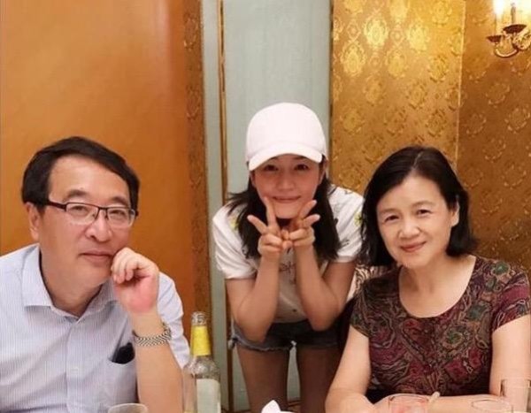 女星和婆婆同框?baby亲密,杨幂恭敬,陈妍希和婆婆像亲母女!