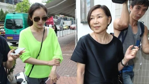 女星和婆婆同框?baby亲密,杨幂恭敬,陈妍希和婆婆像亲母女!