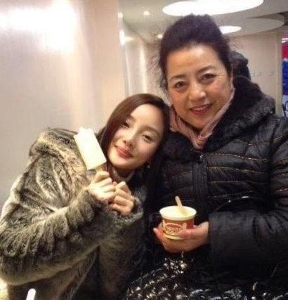 女星和婆婆同框?baby亲密,杨幂恭敬,陈妍希和婆婆像亲母女!