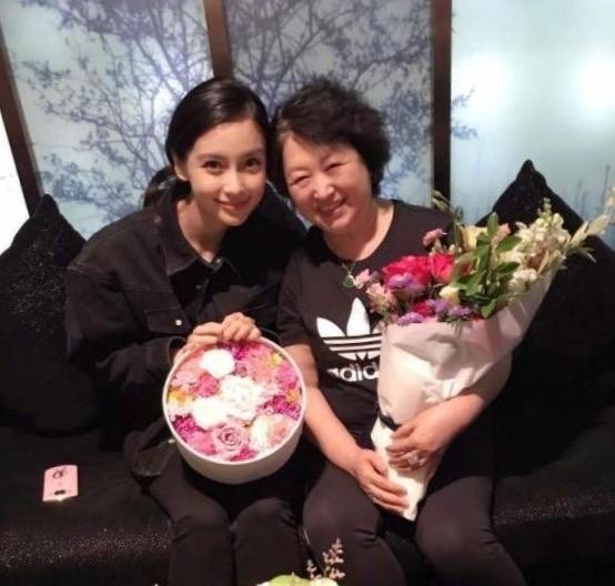 女星和婆婆同框?baby亲密,杨幂恭敬,陈妍希和婆婆像亲母女!