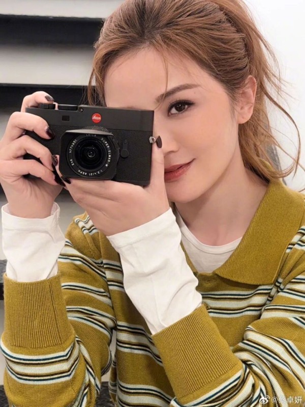 香港女星蔡卓妍新恋情曝光：和健身教练正在热恋