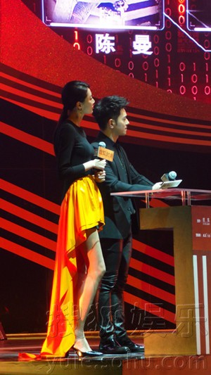 李斯羽张亮出席颁奖典礼 被李静调侃为最佳搭档