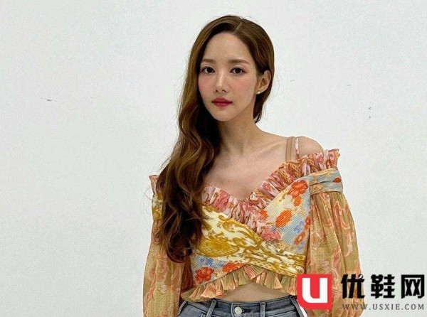 三十六岁的韩国女星朴敏英被D社爆料称:正在和奇怪的有钱人恋爱