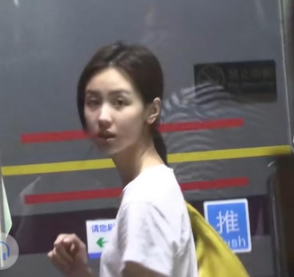 尹正与陈都灵恋情疑曝光?两人同回女方住处,网友:感觉差辈了