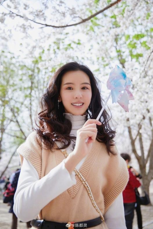 尹正与陈都灵恋情疑曝光?两人同回女方住处,网友:感觉差辈了