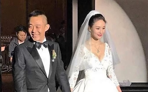 侯勇低调行婚礼,新娘年轻二十岁,原配沈蓉却因离异而精神受挫