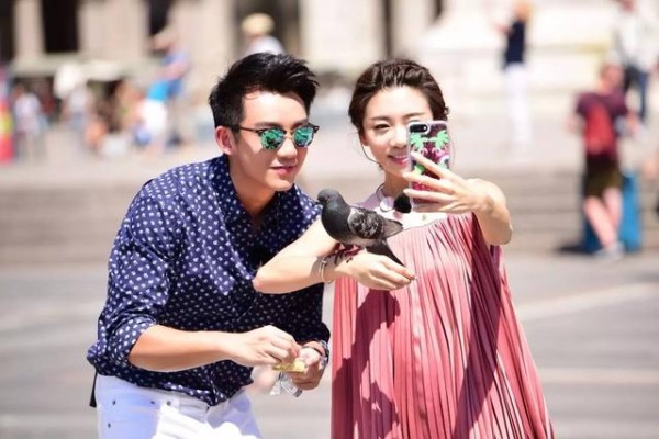 采访程晓玥提及男友郑恺时满面笑容，力破不和传闻