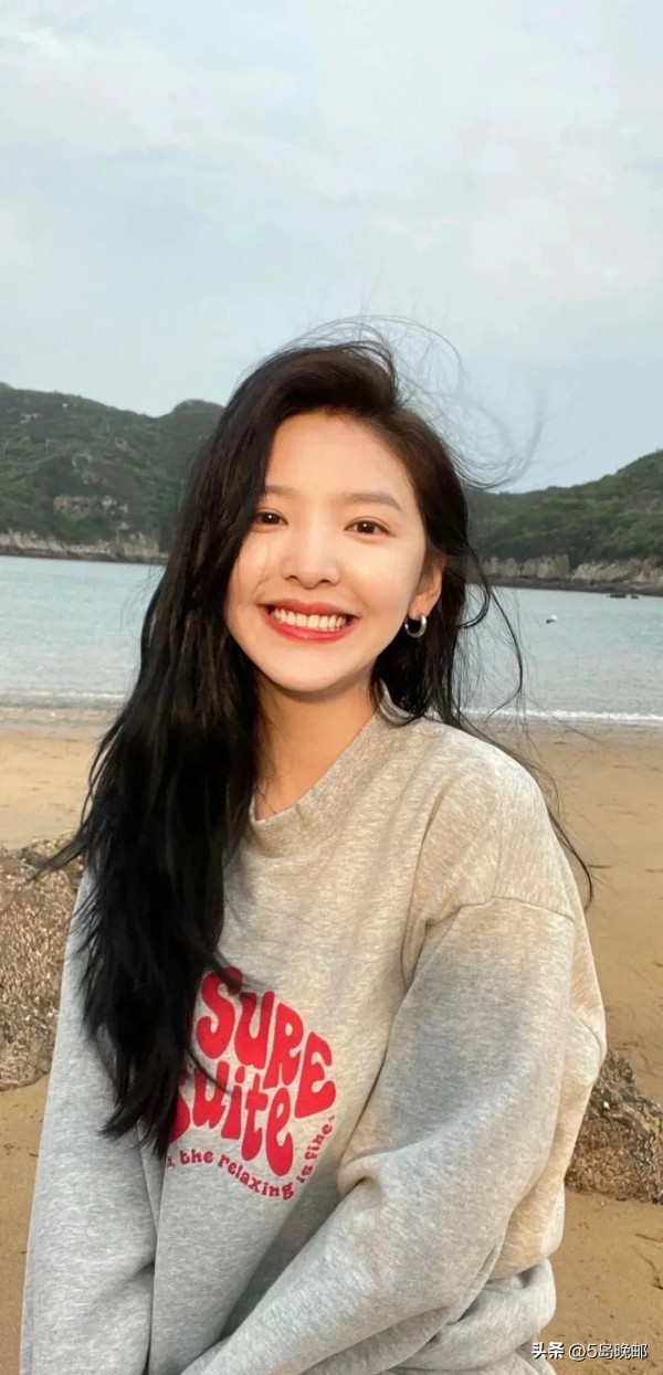 5岛晚邮:#路人缘对明星有多大的影响#
首先,路人缘好的明星真的好像自带光环一样! 他们在公众场合出现,大家都会很友好地打招呼、拍照,甚至送上小礼物。这种感觉就像是走到哪里都有朋友一样,超级温馨!而且,路人缘好的明星在社交媒体上发布的动态,通常也会收获很多点赞和好评,让他们感到很有成就感。
更重要的是,路人缘对明星的事业发展也有很大的影响! 如果一个明星路人缘好,那么他的粉丝基础就会更加稳...